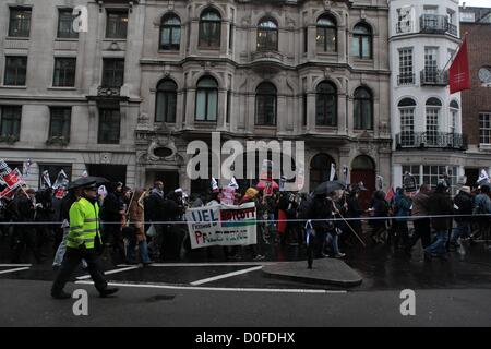 Regno Unito, Londra, 24 novembre 2012. Centinaia di Pro dimostranti palestinesi marzo attraverso il centro di Londra verso l'ambasciata Israeliana oggi per chiedere la fine dell'assedio di Gaza. La settimana scorsa ho visto una escalation di violenza nella regione con un cessate il fuoco concordato nell'ultimo paio di giorni tra il gruppo militante Hamas e il governo israeliano. George Henton. Foto Stock