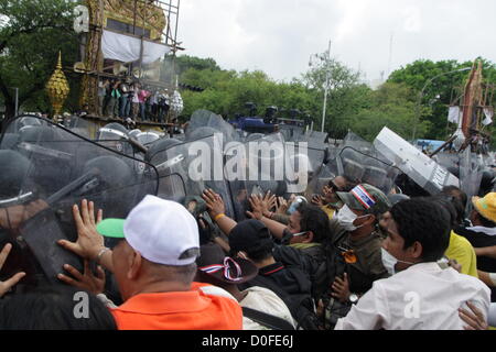 24 nov 2012 , Bangkok , Thailandia . Thai poliziotti antisommossa scontro con i dimostranti durante una manifestazione di protesta. Thai la polizia ha sparato gas lacrimogeni e hanno arrestato decine di persone come le tensioni svasato ad un anti-Pitak Siam protesta del governo . Il Siam Pitak group che ha sponsorizzato la protesta, citata presunta corruzione governativa e anti-monarchica elementi all'interno del partito come motivo per la protesta. Polizia ha usato gas lacrimogeni e cariche testimone contro i manifestanti. Foto Stock