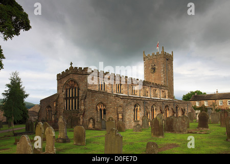 St Oswalds chiesa parrocchiale, Askrigg village, Yorkshire Dales, North Yorkshire, Inghilterra, U Foto Stock