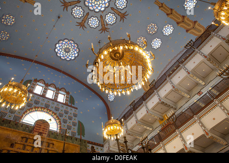 Ortodossi Kazinczy Sinagoga di Budapest il soffitto con le finestre di vetro macchiate, ornamenti e lampadario. Foto Stock