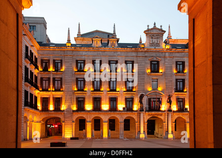 Porticada piazza nel centro storico di Santander Cantabria Spagna Plaza Porticada en el centro Histórico de Santander Foto Stock