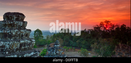 Tramonto a Phnom Bakheng vicino tempio di Angkor Wat in Cambogia Foto Stock