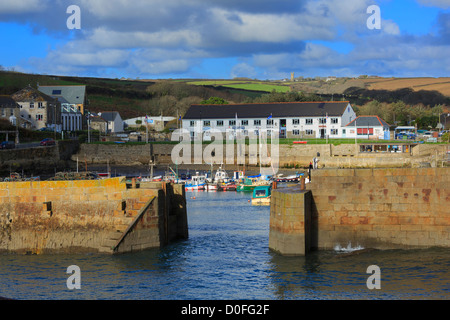 Il porto interno a Porthleven, Cornwall. Costruito nel 1858 per proteggere la pesca barche durante le tempeste. Foto Stock