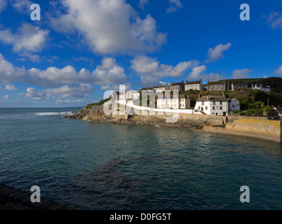 Il porto esterno, Porthleven, Cornwall. Il porto è stato completato nel 1825 per fornire un riparo per le navi catturate in caso di tempeste. Foto Stock