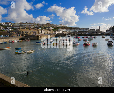 Il porto interno a Porthleven, Cornwall. Costruito nel 1858 per proteggere la pesca barche durante le tempeste. Foto Stock