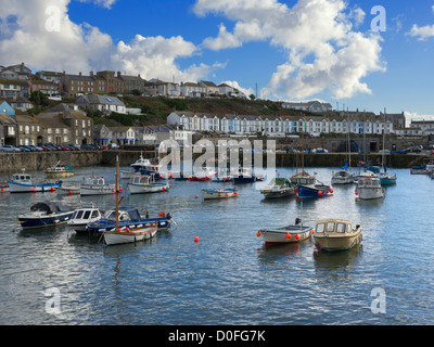 Il porto interno a Porthleven, Cornwall. Costruito nel 1858 per proteggere la pesca barche durante le tempeste. Foto Stock