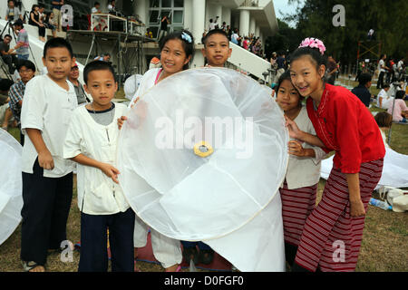 Chiang Mai, Thailandia. Il 24 novembre 2012. Khom Loy lanterne prima del lancio a Yee Peng Sansai LANTERNA OSCILLANTE cerimonia, parte del Loy Kratong celebrazioni in omaggio al Signore Buddha a Maejo, Chiang Mai, Thailandia Foto Stock