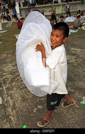 Chiang Mai, Thailandia. Il 24 novembre 2012. Khom Loy lanterne prima del lancio a Yee Peng Sansai LANTERNA OSCILLANTE cerimonia, parte del Loy Kratong celebrazioni in omaggio al Signore Buddha a Maejo, Chiang Mai, Thailandia Foto Stock