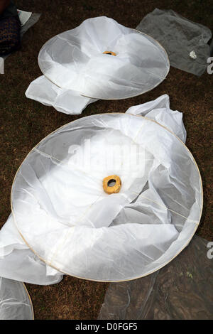 Chiang Mai, Thailandia. Il 24 novembre 2012. Khom Loy lanterne prima del lancio a Yee Peng Sansai LANTERNA OSCILLANTE cerimonia, parte del Loy Kratong celebrazioni in omaggio al Signore Buddha a Maejo, Chiang Mai, Thailandia Foto Stock