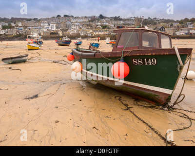 La bassa marea sulla spiaggia di St Ives, Cornwall. Barche da pesca attendere il ritorno della marea. Foto Stock