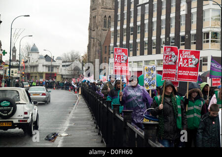 Migliaia di manifestanti marciano verso il basso Lewisham High Street, verso Lewisham Hospital come parte di una grande manifestazione contro la proposta di chiusura di Lewisham Hospiital A&E Dept. Molte migliaia di persone si è rivelato per questo mese di marzo in una fredda e piovosa giornata! Foto Stock