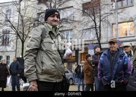 Sofia, Bulgaria; 24 Novembre, 2012. Il dimostratore tenendo un sacchetto con i pomodori come "" di munizioni per il governo anti-dimostrazione di fronte al parlamento. Molti chili di ortaggi sono stati gettati durante il rally. Credito: Johann Brandstatter / Alamy Live News Foto Stock