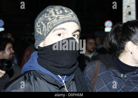 Sofia, Bulgaria; 24 Novembre, 2012. Dimostratore mascherato durante la dimostrazione del gruppo "il pomodoro Rivoluzione' che ha organizzato il rally tramite un gruppo di Facebook con lo stesso nome. Credito: Johann Brandstatter / Alamy Live News Foto Stock