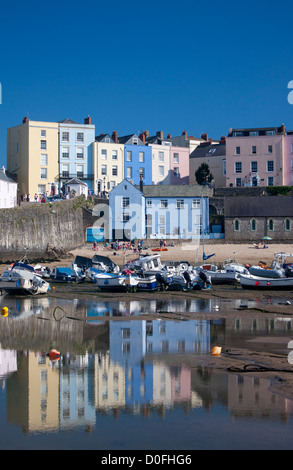 Tenby Harbour a bassa marea con le case dai colori pastello riflessa nell'acqua Tenby Pembrokeshire South Wales UK Foto Stock