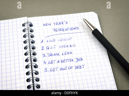 Risoluzioni del nuovo anno elencati nel blocco note Foto Stock