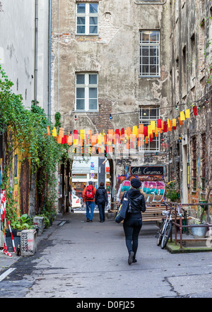 Il cortile dell'Haus Schwarzenberg ospita una grande esposizione di arte & ha area salotto all'aperto per il Cafe Cinema Foto Stock