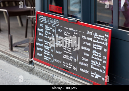 Cafe Blackboard in Francia. Inquadratura orizzontale Foto Stock