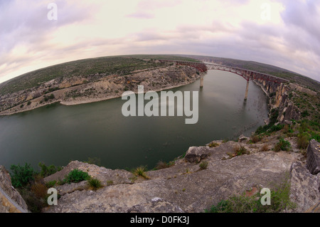 L'Autostrada 90 ponte sul fiume Pecos sopra il lago Amistad nei pressi del Rio Texas Foto Stock