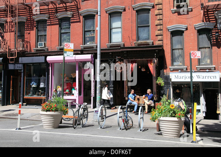 Scena di strada, East Village, Manhattan, New York City, Stati Uniti d'America Foto Stock