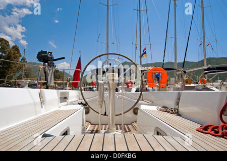 Sterzare e bussola sulla barca a vela Foto Stock