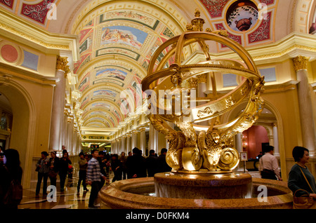 Cina, Macao. Macao è stata sia la prima e ultima colonia europea in Cina. Il Venetian Hotel & Casino. Foto Stock