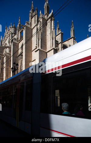 Il tram che passa da di fronte la Cattedrale di Siviglia, Spagna. Foto Stock