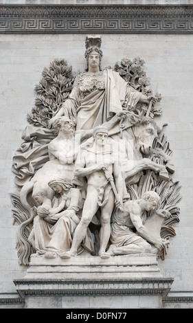 La scultura La Paix (Pace) sulla facciata orientale del Arc de Triomphe (arco trionfale), uno dei più famosi monumenti di Parigi. Foto Stock