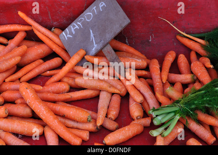 Carote al prezzo di 1 euro per la vendita in un negozio di alimentari. Sfondo di verdure. Foto Stock