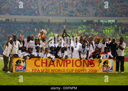 Il Ghana giocatori e allenatori di celebrare dopo aver sconfitto il Brasile sulla pena di calci per vincere il 2009 FIFA U-20 Coppa del mondo. Foto Stock