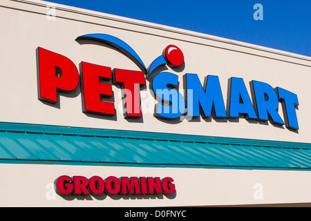 Un Petsmart alimentazione pet store al dettaglio. Foto Stock