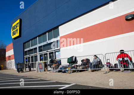 Shoppers schierate al di fuori di un negozio Best Buy per il Black Friday deals. Foto Stock