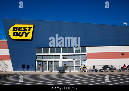 Shoppers schierate al di fuori di un negozio Best Buy per il Black Friday deals. Foto Stock