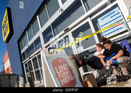 Shoppers schierate al di fuori di un negozio Best Buy per il Black Friday deals. Foto Stock