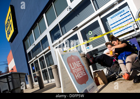 Shoppers schierate al di fuori di un negozio Best Buy per il Black Friday deals. Foto Stock