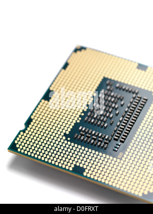 Primo piano della Intel i7 3770K processore con socket LGA 1155 presa CPU isolati su sfondo bianco Foto Stock