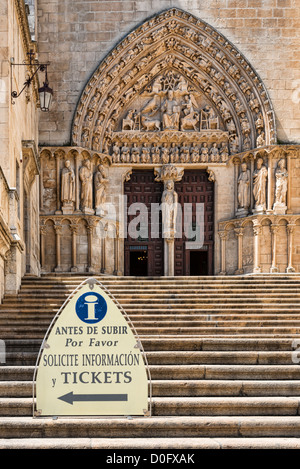 Cattedrale di Burgos. Ingresso principale con avviso circa l'acquisto di biglietti e informazioni in ufficio. In stile gotico cattolico romano. Foto Stock