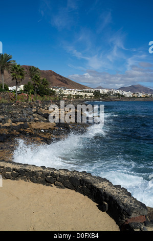 dh PLAYA BLANCA LANZAROTE costa atlantica onde mare che si infrangono a riva villaggio turistico wave città Foto Stock