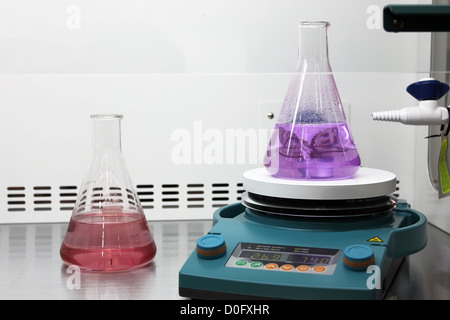 Matraccio di Erlenmeyer su shaker Foto Stock