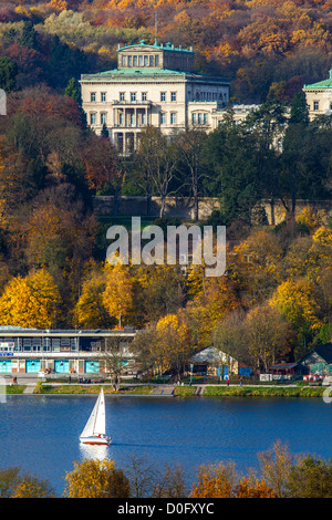 Lago Baldeneysee a Essen, Germania.Vista in autunno a Villa Huegel, la famiglia casa ancestrale della Krupp dinastia industriale. Foto Stock