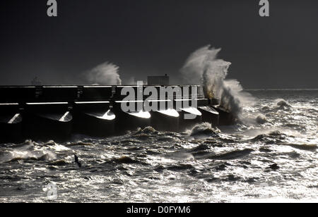 Brighton SUSSEX REGNO UNITO 25 Novembre 2012 - onde enormi crash al di sopra del ramo occidentale del Brighton Marina questa mattina in venti alti Foto Stock