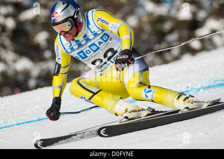 LOUISE, Canada - 24 novembre: Aksel Lund Svindal, di Norvegia gare giù il corso mentre a competere in Audi Apline FIS Coppa del Mondo di sci corsa in discesa. Novembre 24, 2012 al Lago Louise, Canada (foto di Giovanni Evely/ESPA) Foto Stock