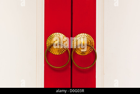 Maniglie delle porte su una porta in Malesia Foto Stock