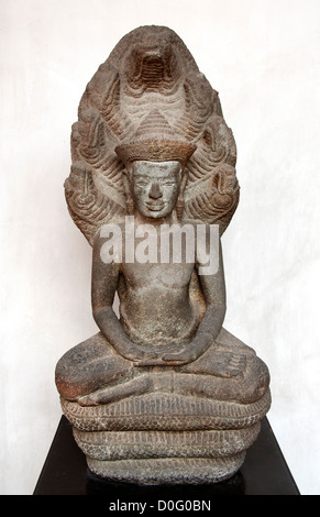 Immagine del Buddha sotto il Naga arte Khmer Angor Wat style del XII secolo D.C. Lopburi Foto Stock