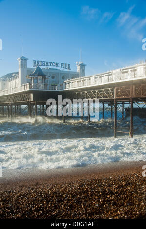 Pastella onde Brighton Pier come alta venti a buffet il Regno Unito domenica 25 novembre 2012 photo©Julia Claxton Foto Stock