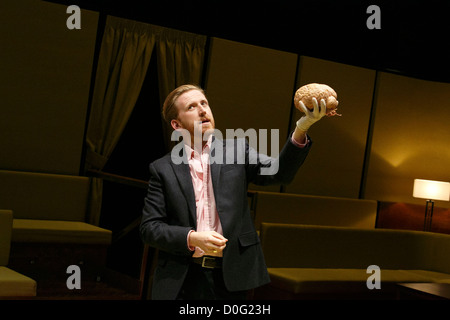 Tom Goodman-Hill come Toby IN THE EFFECT di Lucy Prebble al Cottesloe Theatre, National Theatre (NT), Londra nel 2012 design: Miriam Buether Lighting: Jon Clark regista: Rupert Goold Foto Stock