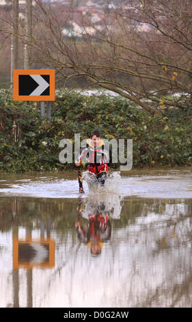 Street, Somerset, Inghilterra, Regno Unito. Novembre 2012. Le strade secondarie tra Glastonbury e Street vicino al fiume Brue è stata inondata - giovani locali godere la possibilità di divertirsi nel inondazioni - Foto Stock