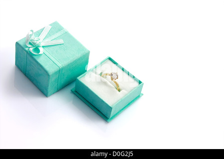 Anello diamante in green box regalo isolato su bianco con copyspace Foto Stock