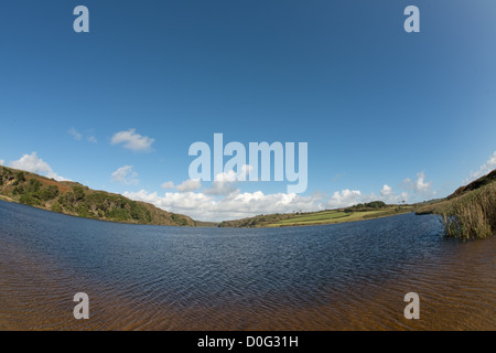 Vista fisheye del Loe Pool a Helston. Il più grande lago d'acqua dolce in Cornovaglia Foto Stock
