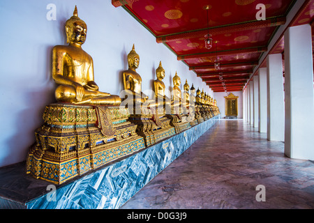 Fila di golden statue di Buddha a Wat Pho tempio di Bangkok, Tailandia Foto Stock