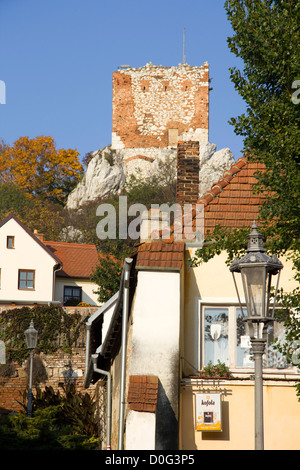 Street e il castello di Mikulov, Moravia del Sud, Repubblica Ceca Foto Stock